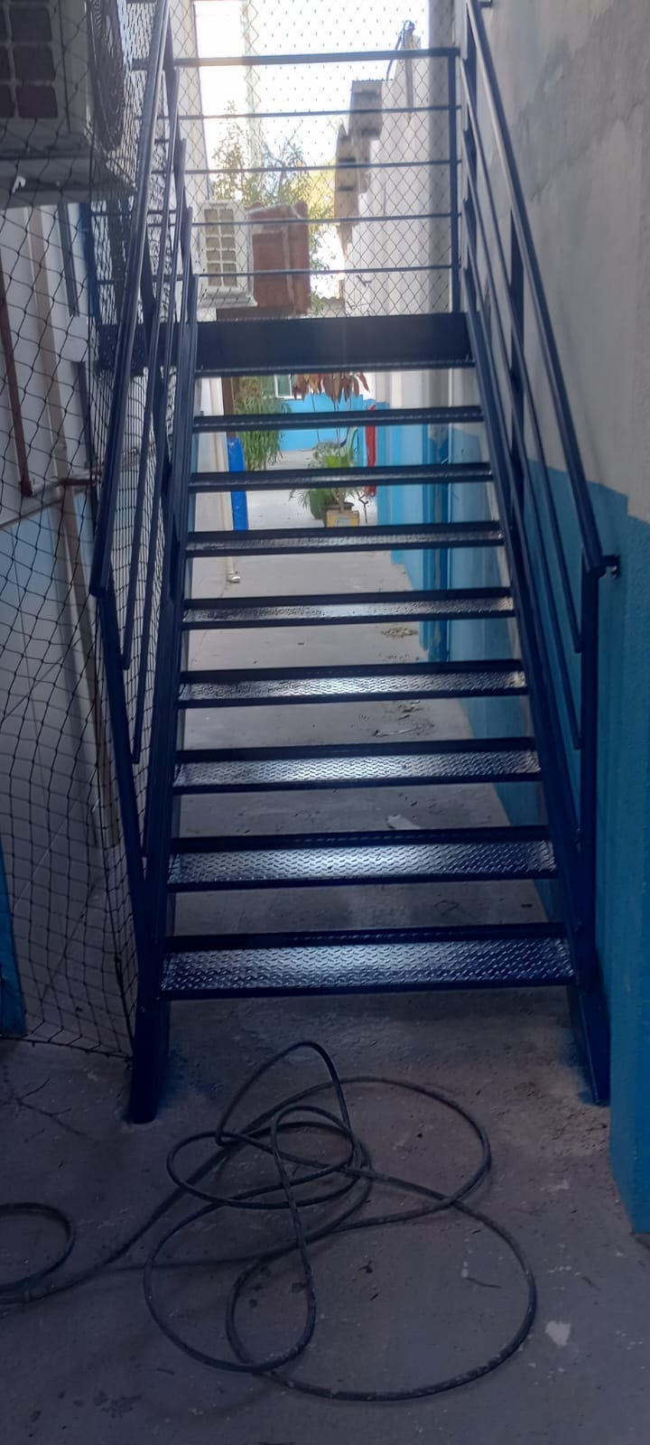 Escada metálica externa