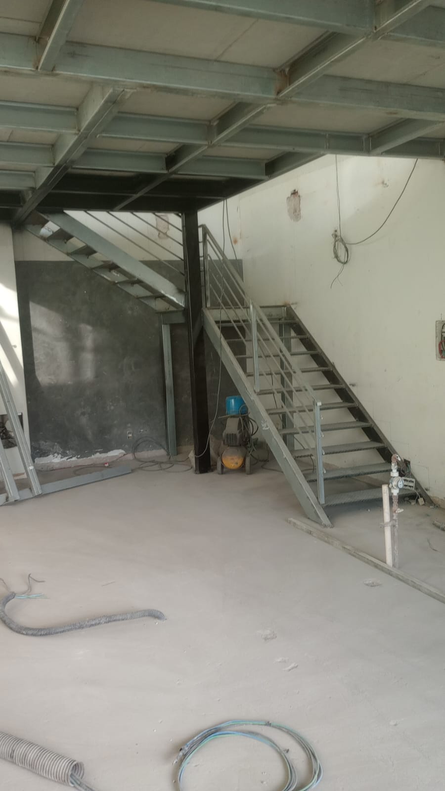 Estrutura metálica com mezanino e escada