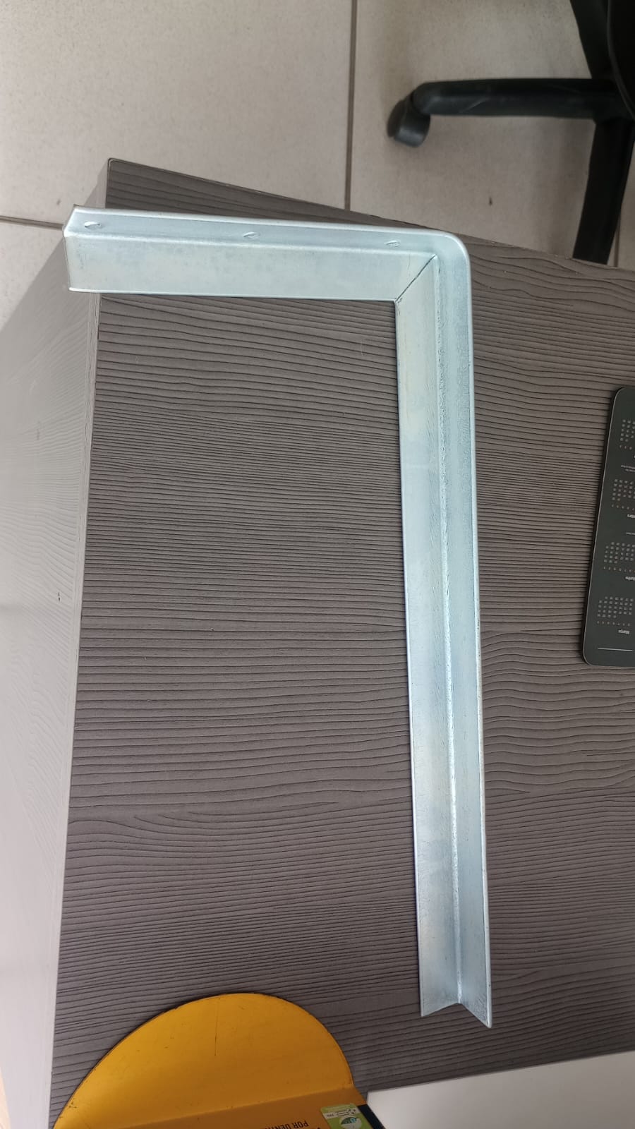 Suporte e cantoneira metálica